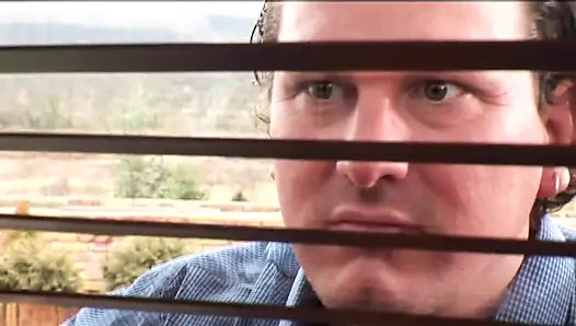 Baskın esmer ayak ibadeti ve spor salonu amına binme