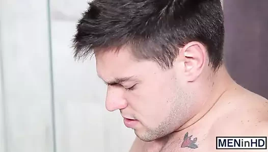 Brandon titrek kavağın şişman çubuğunu emmeye hevesli