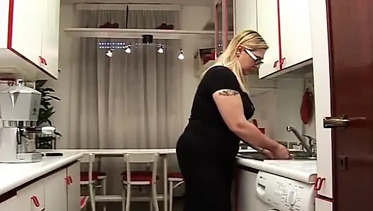 Geiles schätzchen mit MILF-brille lutscht und reitet dicken schwanz wild