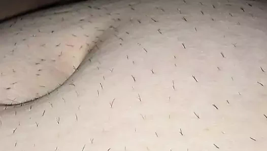 Üvey anne battaniyenin altında el kayması dokunuyor ve üvey oğluna yarakla mastürbasyon yapıyor