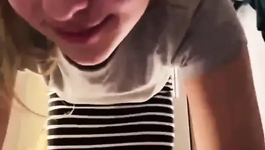 Odada sıkı amcığı parmaklıyor