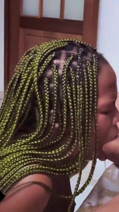 18 yaşındaki sevimli zenci kadın büyük zenci yarağıyla sert öğürüyor ve sonra domalarak sikiliyor | Klip 1