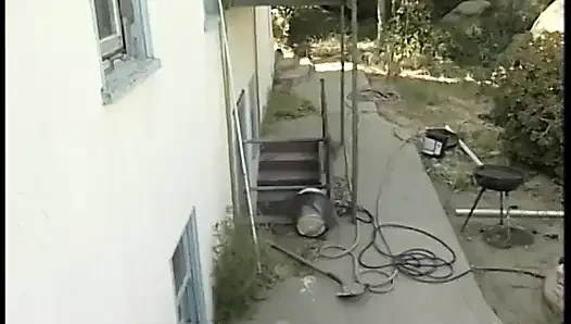 İki adam sürtük sarışının bir makine tarafından amından sikilmesini izliyor