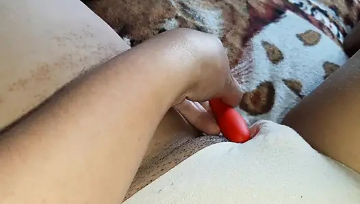 Boşalana kadar vibratörle klitorisini azdırdım