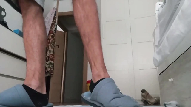 Fitness eğitmeni pantolonunun içinde mastürbasyon yapıyor ve sana yarağını gösteriyor