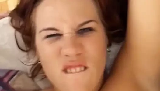 şehvetli bir üçlü dövmeli bir kızıl saçlı kız