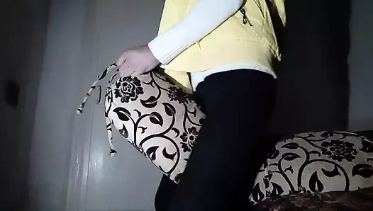 Üvey annemi düşünüyorum ve yastığımı sikiyorum