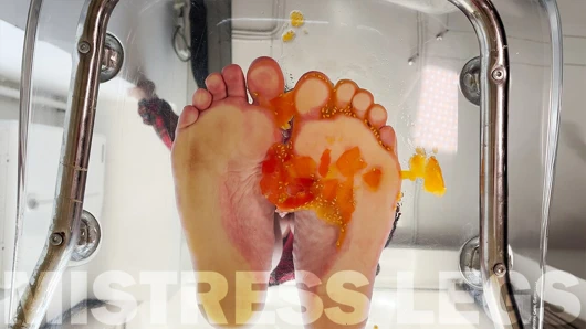 Çıplak ayaklı kiraz domatesleri sıkıyor, yüzüne bakış açısı