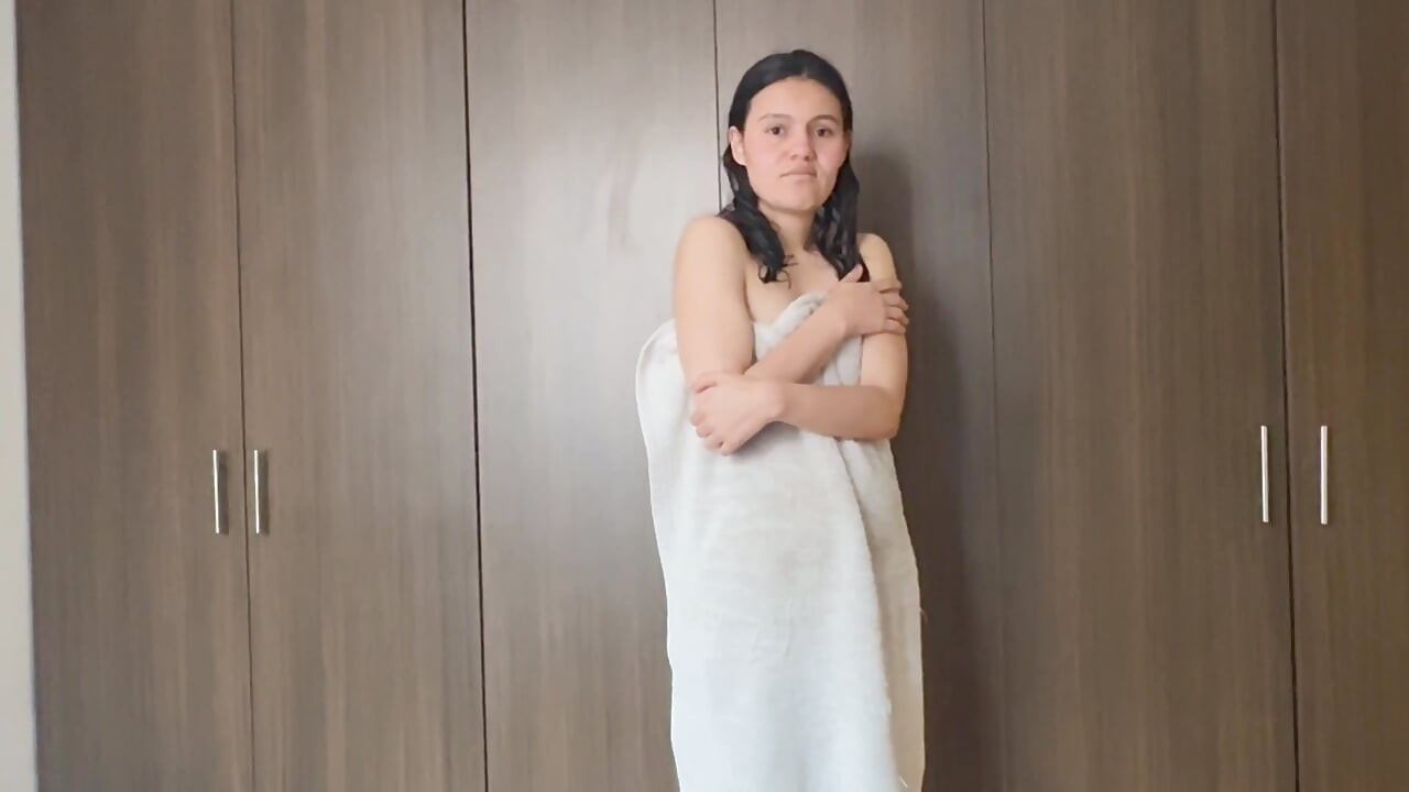 Temizlikçi kadın masaj yapmayı ve ayakları emmeyi öğreniyor