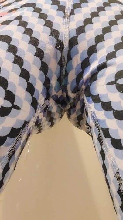 Писсинг в леггинсах