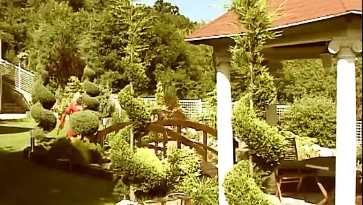 Ateşli büyük memeli orta yaşlı seksi kadın klasik büyük yarakla götten sikiliyor ve ağzına boşaltıyor