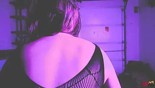 Kapana kısılmış sürtük soyunuyor ve tutsakları emiyor