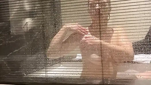 Otel banyosunda görünmez kamera, otel banyosunda hamile kızıl saçlı kadını pencereyle izle