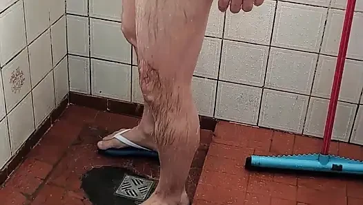 Ateşli olgun adam çıplak gösteriş yapıyor