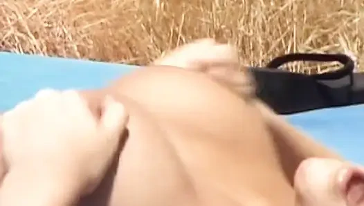 Seksi Fransız kızlar açık havada ateşli lezbiyen eylemi yapıyor