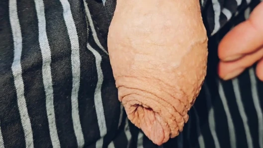 Azgın sünnetsiz adam yine uzun sünnet derisiyle oynuyor