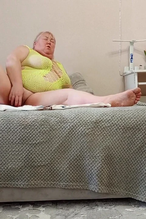 Kayınvalide orgazm olmak için oyuncaklarla amına mastürbasyon yapıyor