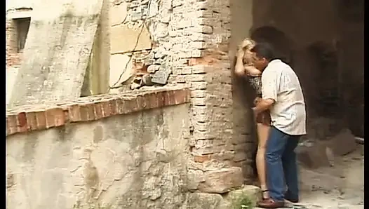 Güzel büyük memeli çarpıcı orta yaşlı seksi kadın açık havada götünü siktiriyor