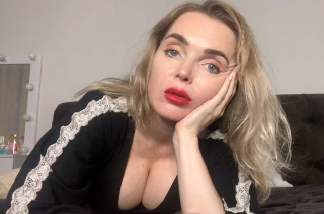 Annette orta yaşlı seksi üvey anne babası işteyken görüntülü görüşme yoluyla oğlunu baştan çıkarıyor