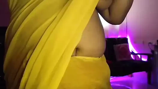 Seksi kız göğüsleri ve çıplak meme uçlarıyla oynuyor