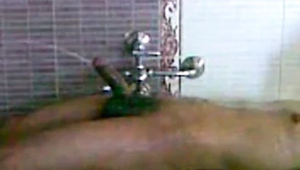 adam yakalandı üzerinde cam içinde banyo