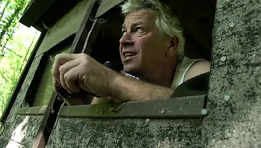 Yaşlı adam ormanda seks yaparken çifti izliyor