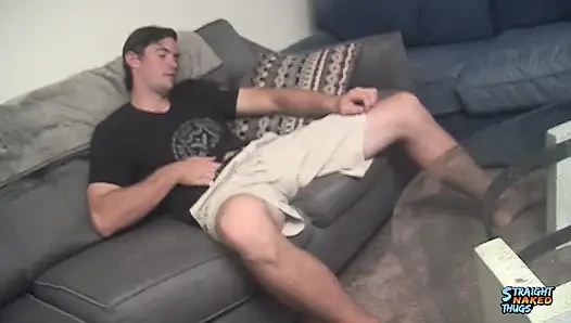 Straightnakedthugs: Hunter kamera önünde fındıklarını patlatmak için uğrayın