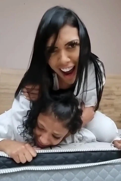 Judoka ile dövüş - Izabella Paes ve Nataly