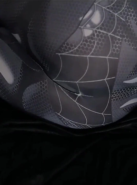 Colmekin kız örümcek adam tobrut indo cilt bakım şişesi kullanıyor