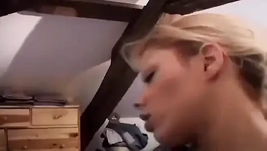 Fransız genç kız anal deliğini siktiriyor