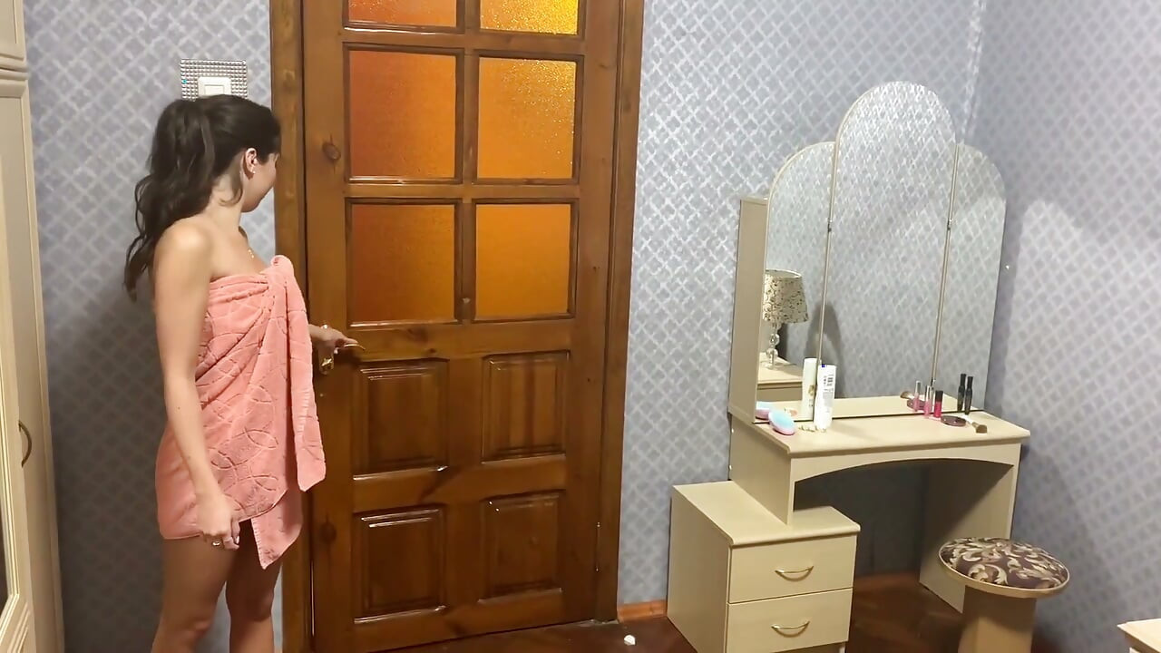 Katty West duştan sonra mastürbasyon yapıyor