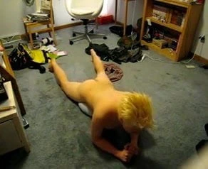 Bir oğlan oyuncakla sikişiyor