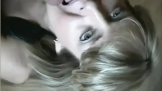Baştan çıkarıcı sarışın orta yaşlı seksi kadın patlayıcı orgazm için soyunuyor ve parmaklıyor