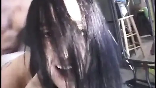 Büyük göğüslü dövmeli esmer sert sikiliyor, yüzüne ateşli bir döl alıyor