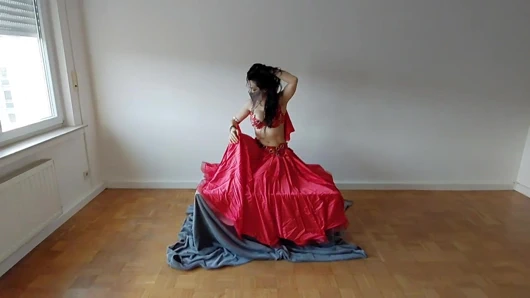 Arap dansöz soyunuyor ve amını parmakları ve dildoyla sikiyor