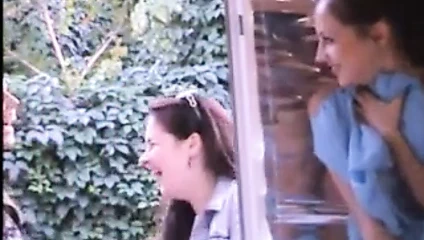 Pencerede çıplak kız daha da seksi bir kız tarafından katıldı