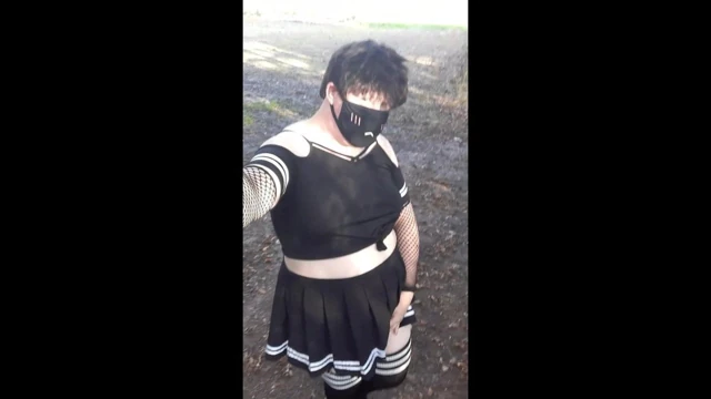 chubby femboy crossdressing içinde kamu