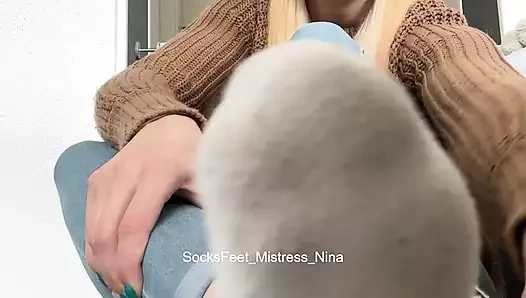 Terli ve kirli beyaz çoraplar şımartılmak istiyor, bu yüzden işini yap