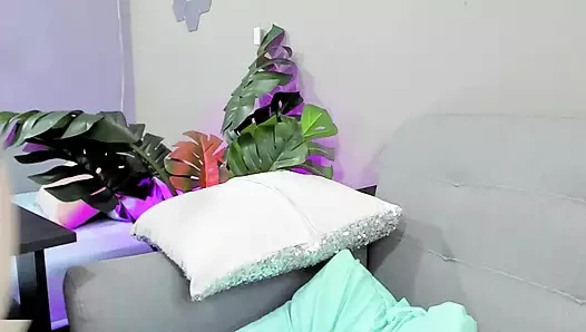 Kız olgun deliğini kamerada gösteriyor.