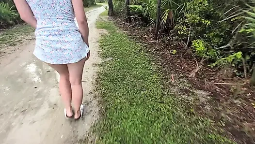 Azgın evli kadın herkesin içinde kendini parmaklıyor