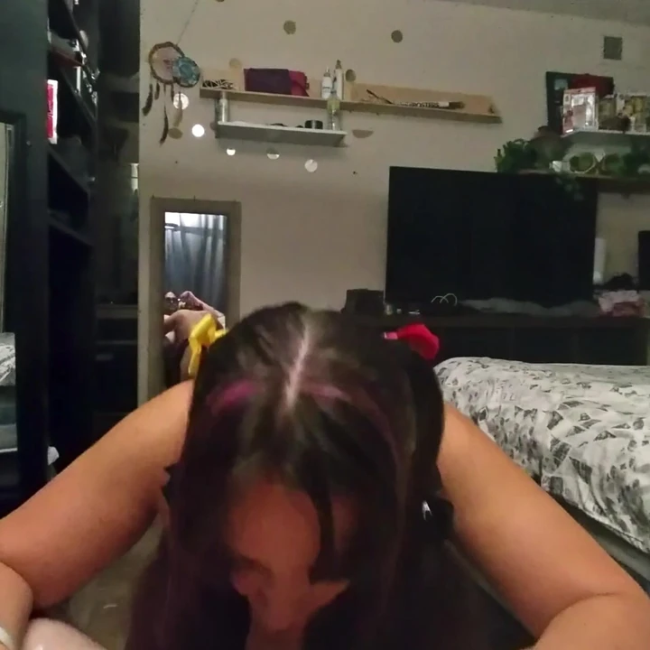 Настоящая падчерица глотает порцию спермы, пока мама готовит