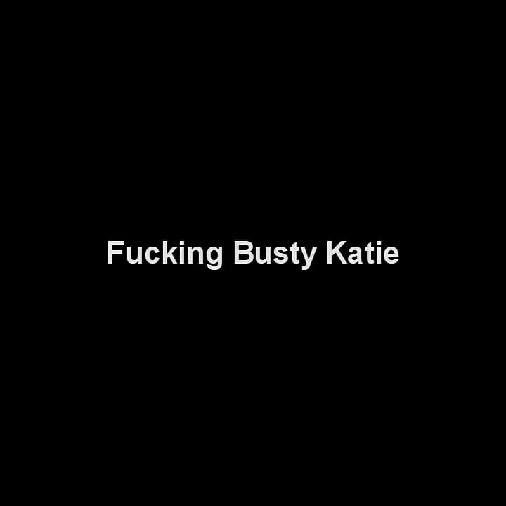 Büyük memeli orta yaşlı seksi kadın charlee chase katie cummings'i takma yarakla sikiyor!