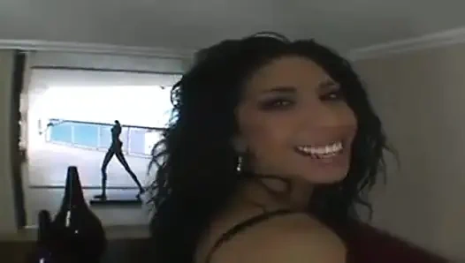 Kayla Carrera ist ihrer nachbarin wirklich nahe