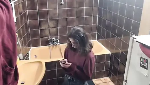 Duş canlı filme alındı