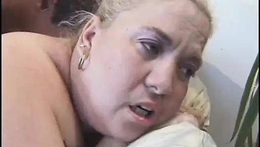 Ssbbw sarışın cankurtaran ıslak amcığını formda bir adama siktiriyor