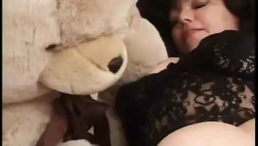 İç çamaşırlı formda olmayan nine farkında olmadan adamla sikişiyor