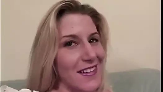 Pembe kıyafetli tatlı sarışın gerçek maço tarafından sikiliyor