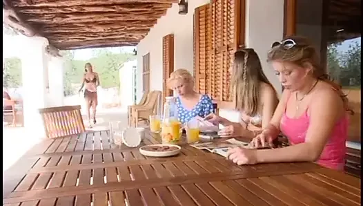 Yüzme havuzunda ateşli orta yaşlı seksi kadınlar