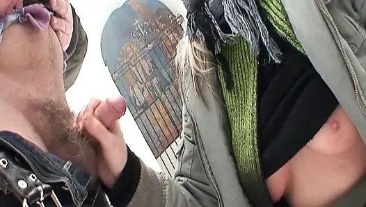 Güzel genç sarışın karda dedesini sikiyor