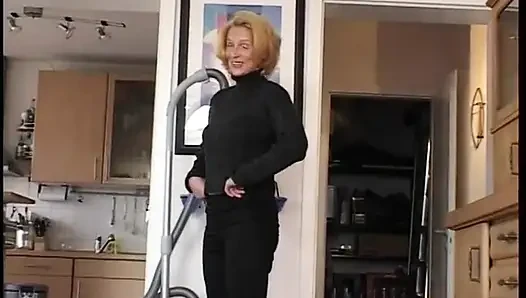 Seksi sarışın amcık yalamanın tadını çıkarıyor ve sonra sert sikişiyor